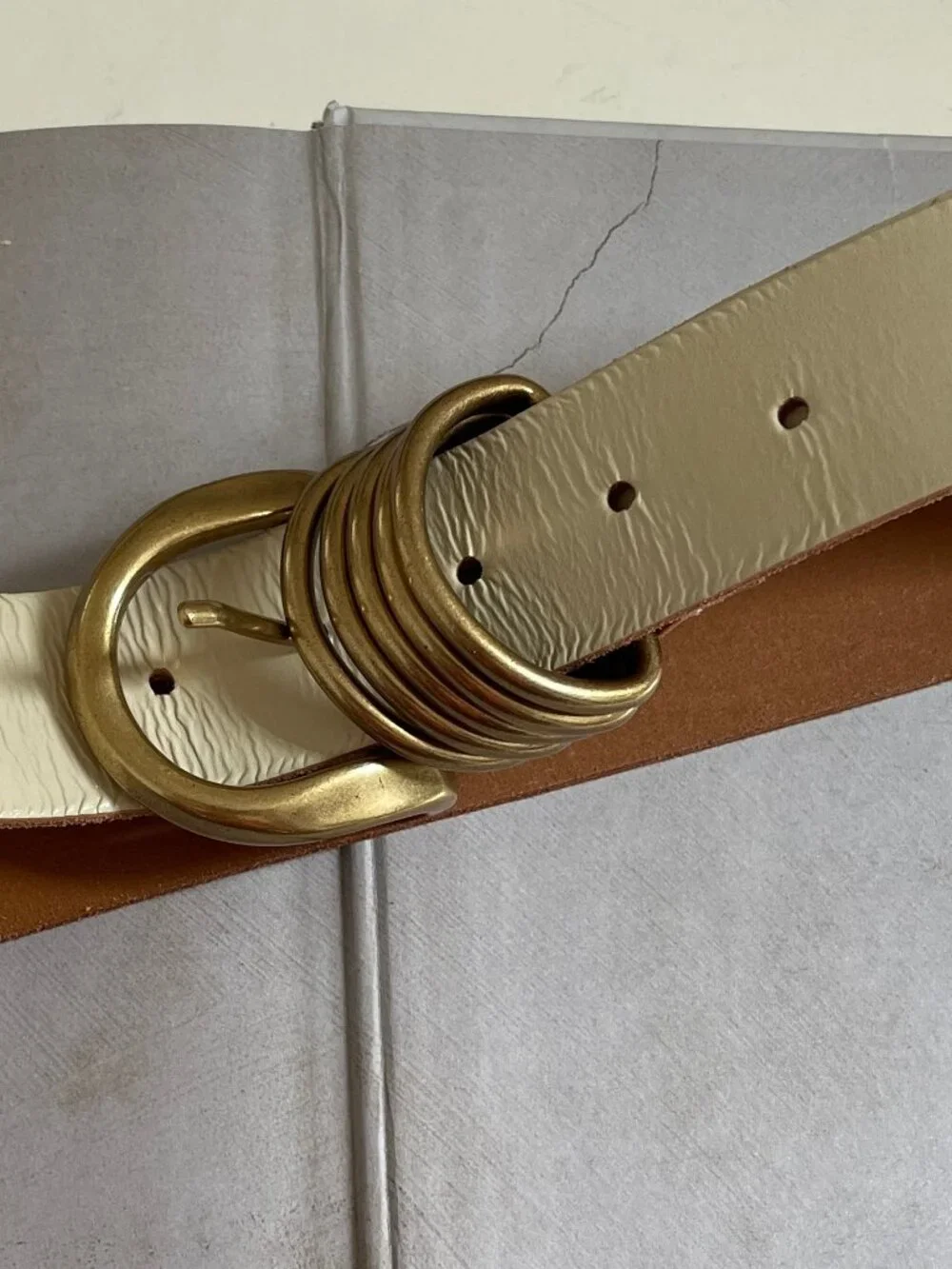 ANTHROPOLOGIE Cream Colored Crinkled Leather Belt with Gold Buckle; MEDIUM: EUC!